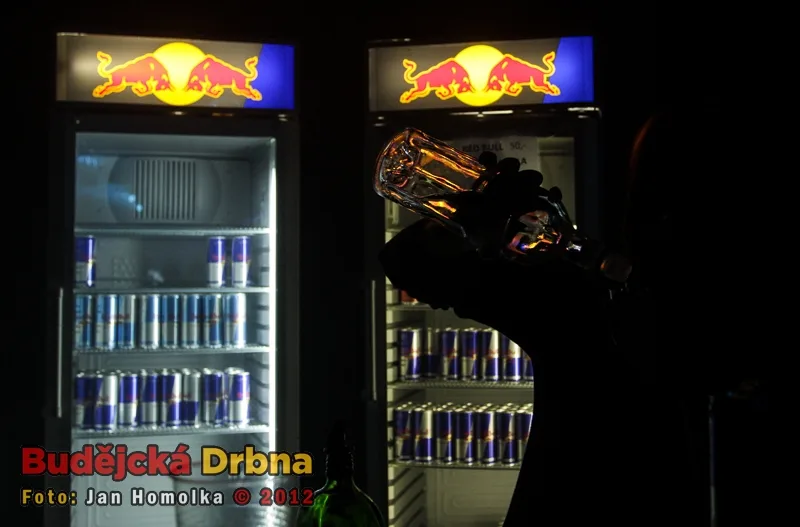 Alkohol tekl proudem