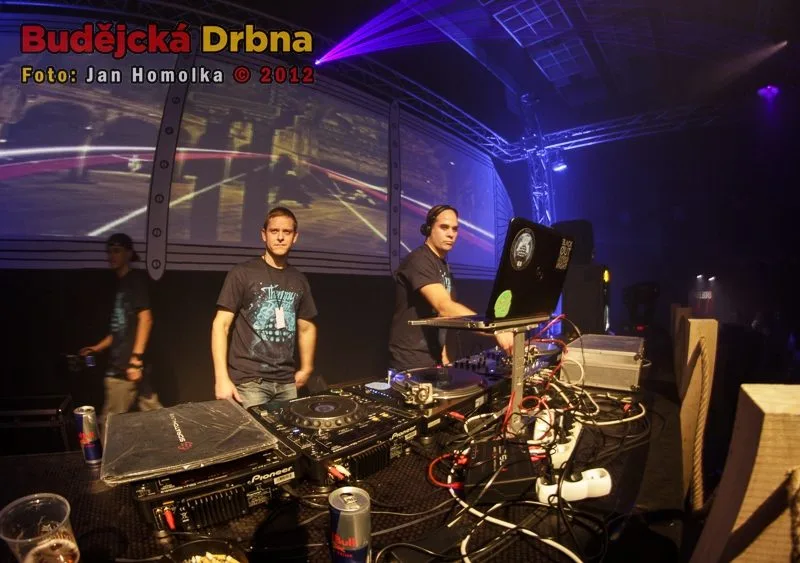 Za pultem se střídal DJ za DJem