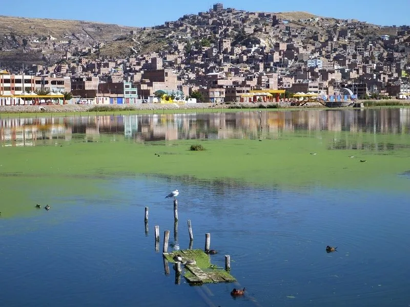 Město Puno na břehu Titicaca