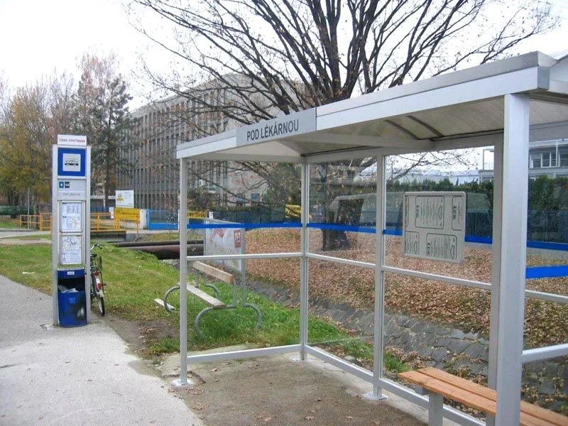 Nový přístřešek na zastávce MHD na Dobrovodské