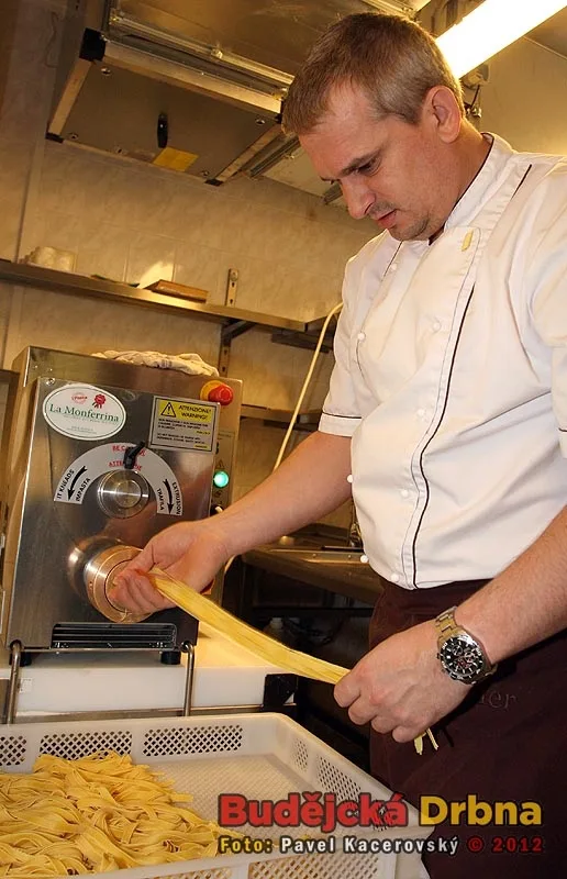 Kuchař Petr Šmídek při výrobě těstovin tagliatelle