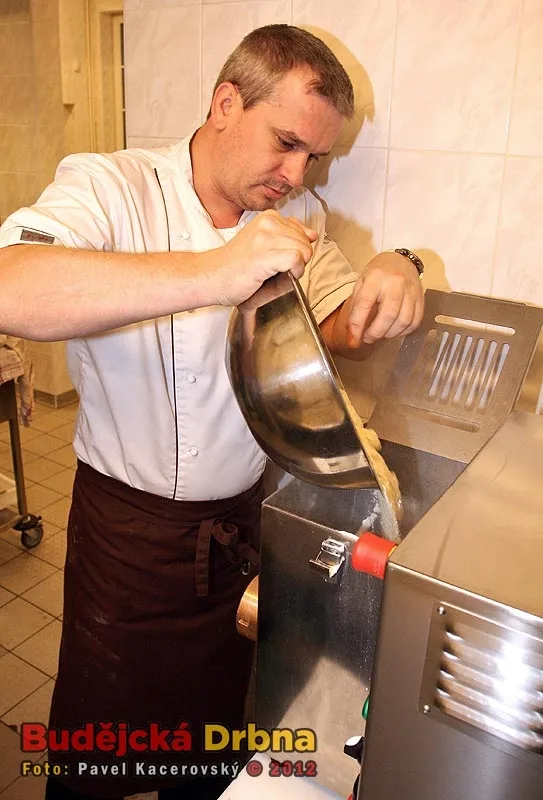 Nejdříve nasypeme semolinovou mouku ...