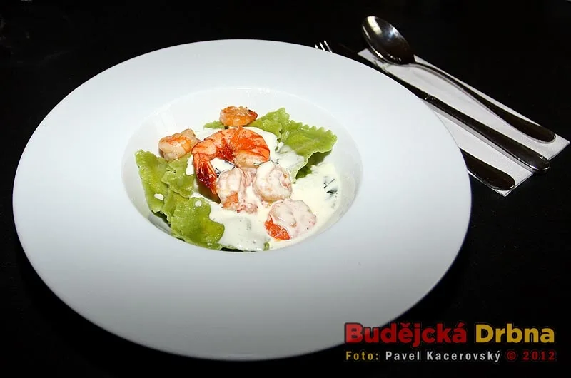 Specialita, kterou Budějcká Drbna ochutnala - plněné špenátové ravioli ve smetanové omáčce s krevetami