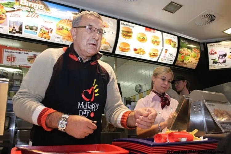 Držitel tří Stanley Cupů Jaroslav Pouzar nemohl na tradiční charitativní akci v McDonald´s chybět