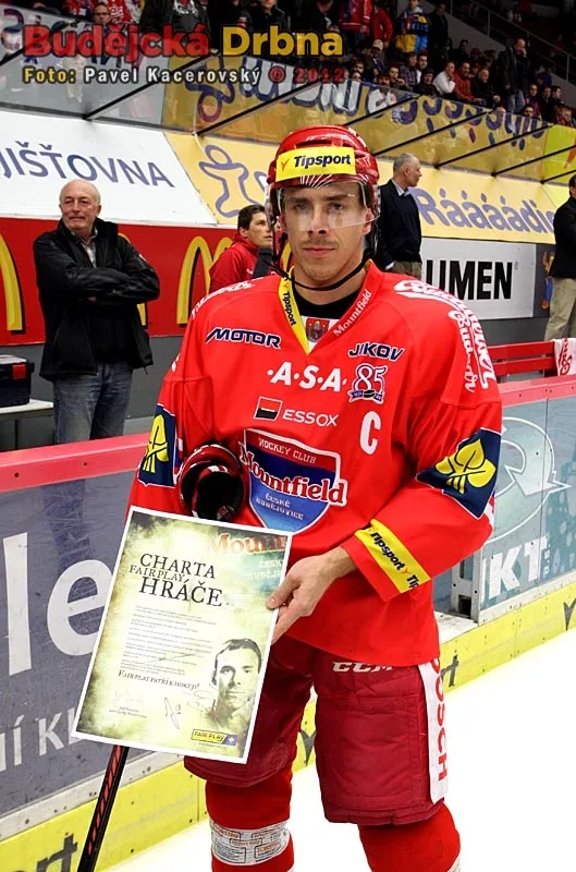 Před utkáním podepsal kapitán Mountfieldu Jiří Šimánek Chartu fair play