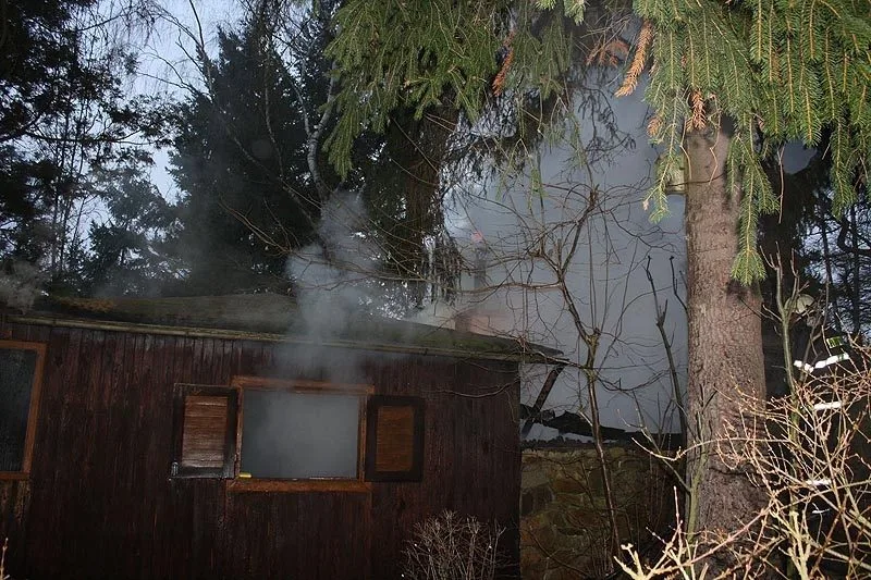 Zahradní chatku v Jivně zachvátily plameny
