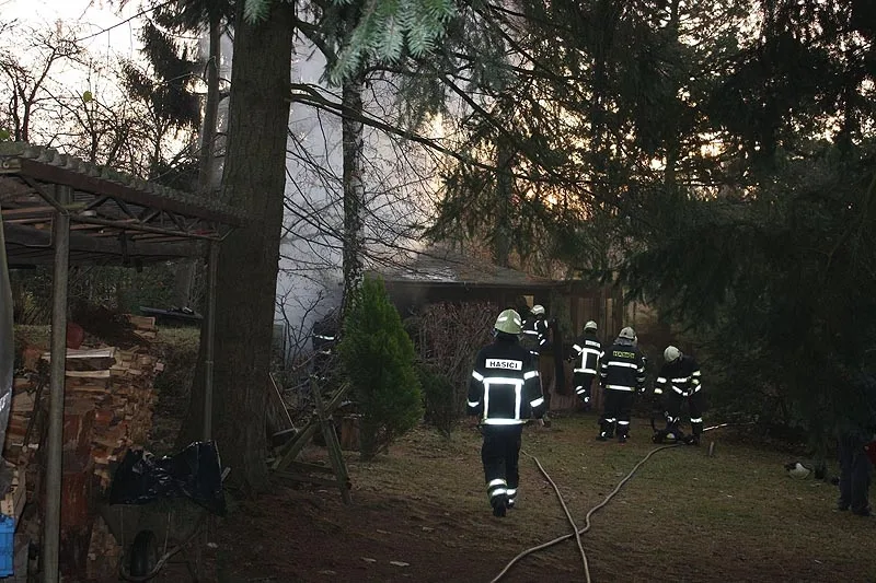 Zahradní chatku v Jivně zachvátily plameny
