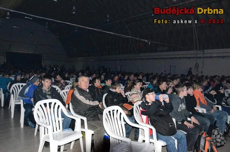 Diváci. Živí. Všichni. Zatím...