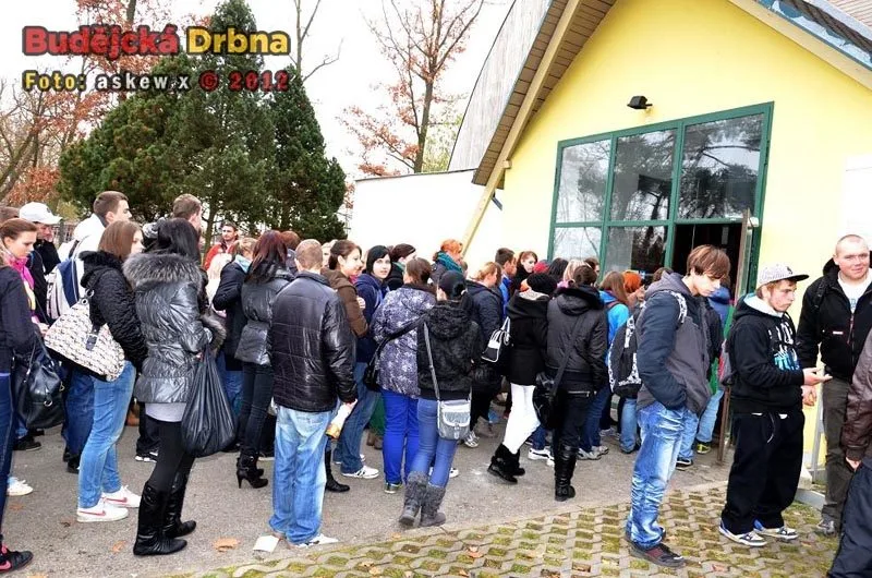 Před pavilonem B1 - diváci přicházející na představení The Action