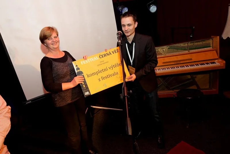 Ředitel festivalu Milan Pleva předává šek ředitelce Centra BAZALKA Vandě Polívkové