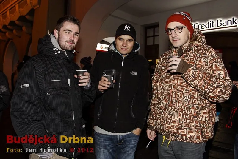 Většina návštěvníků se po příletu přemístila na punč