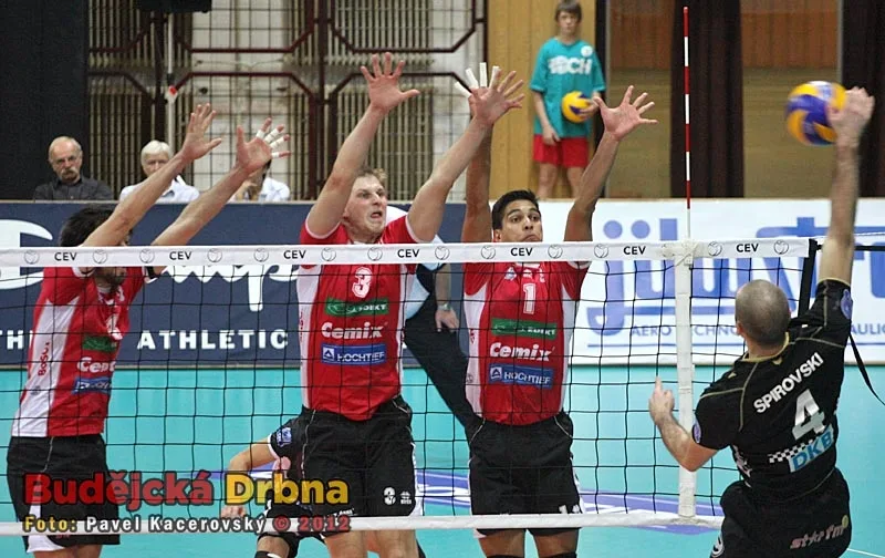 Srbský univerzál Aleksandar Spirovski proti domácímu bloku ve složení Rojas - Mach - Novotný (zprava)