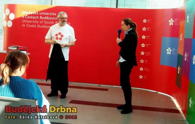 Grafička Radka Folprechtová a rektor Libor Grubhoffer představují nové logo Jihočeské univerzity