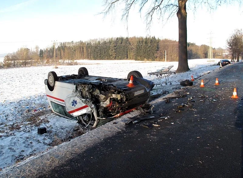 Převozní sanitní vůz skončil na střeše