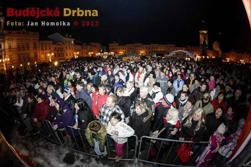 Zaplněný prostor před pódiem