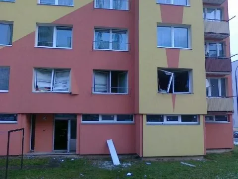 K výbuchu došlo v prvním patře paneláku ve Vodňanské ulici