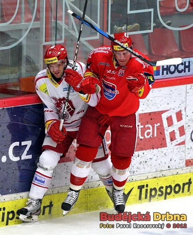 Jakub Langhammer, střelec druhého gólu Mountfieldu, v souboji se Ctiradem Ovčačíkem