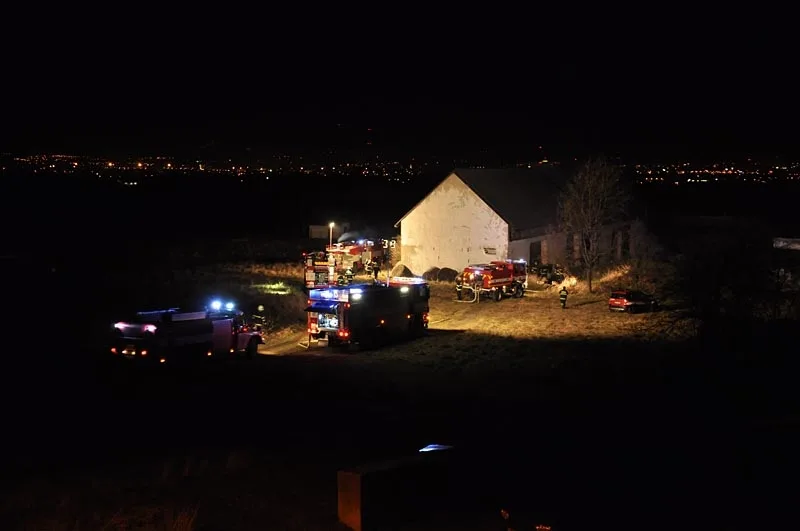 Ve skladu slámy v Hůrách shořelo asi dvacet balíků