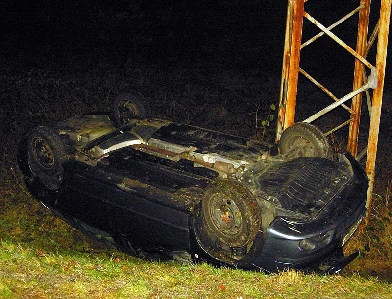 Škoda Fabia skončila u Šalmanovic na střeše