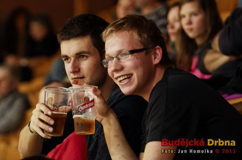 Fanoušci budou mít určitě důvod k úsměvu. Za ušetřené peníze na vstupenku si můžou dát nějaké to pivo