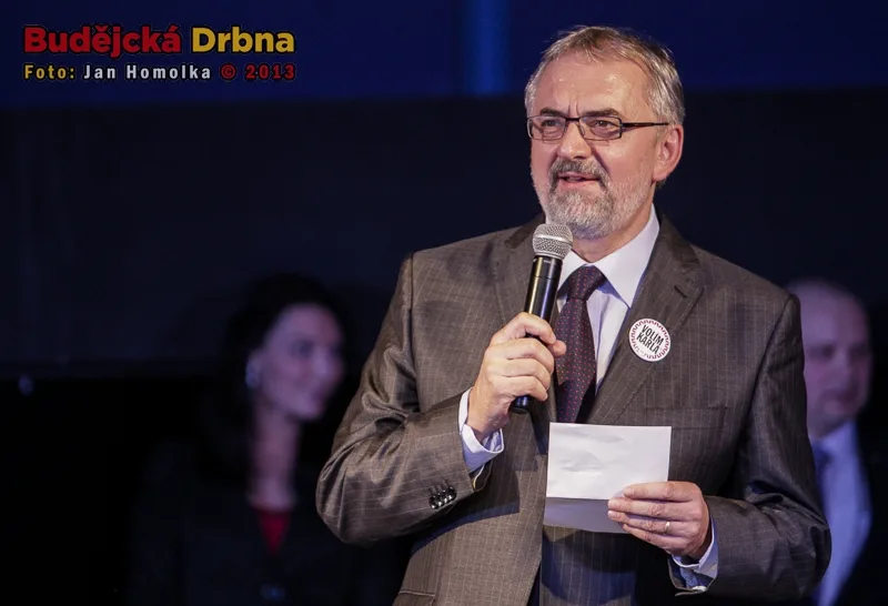 Vyhlašování se ujmul rektor Jihočeské univerzity Libor Grubhoffer