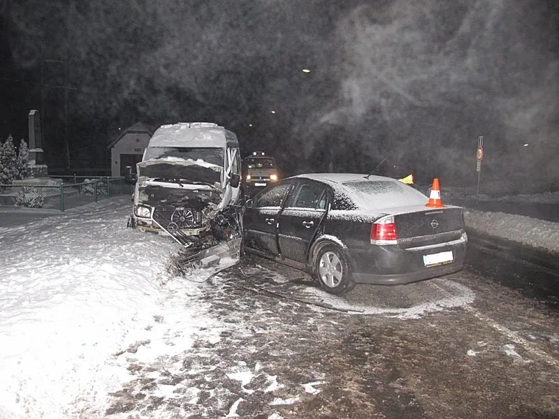Střet Opelu Vectra a Mercedesu Benz Sprinter v Češňovicích