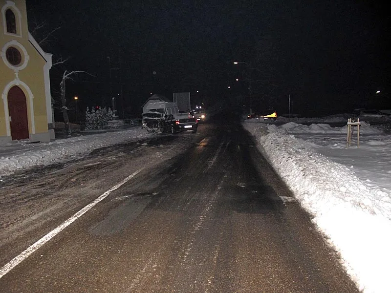 Střet Opelu Vectra a Mercedesu Benz Sprinter v Češňovicích
