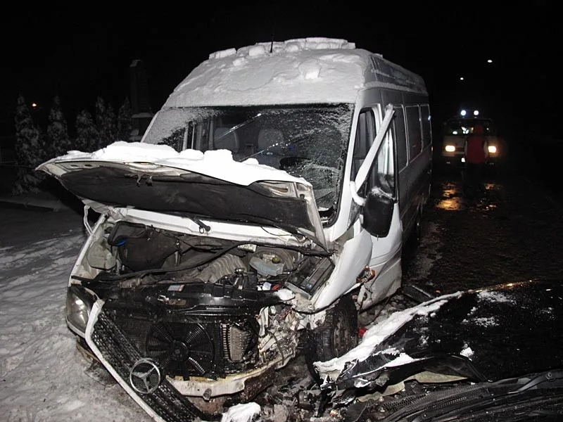 Střet Opelu Vectra a Mercedesu Benz Sprinter v Češňovicích