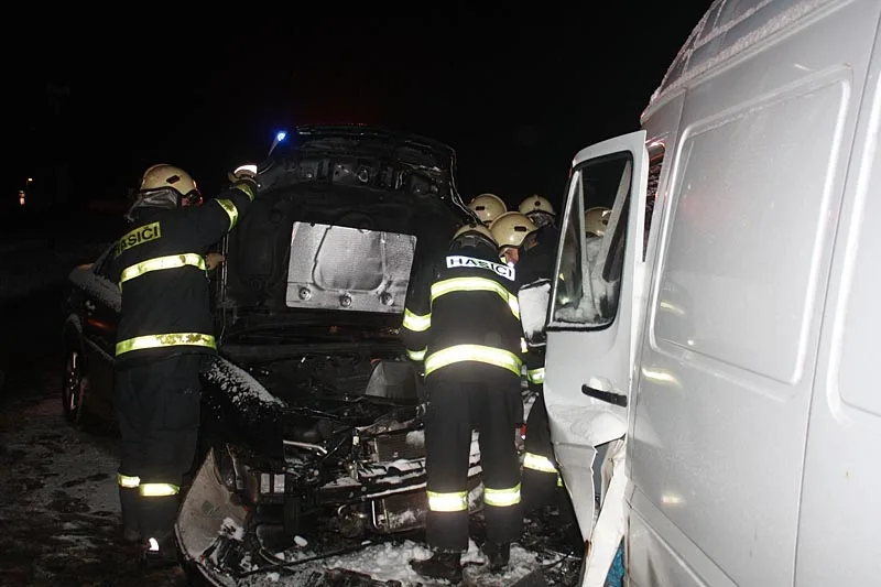 Střet Opelu Vectra a Mercedesu Benz Sprinter v Češňovicích
