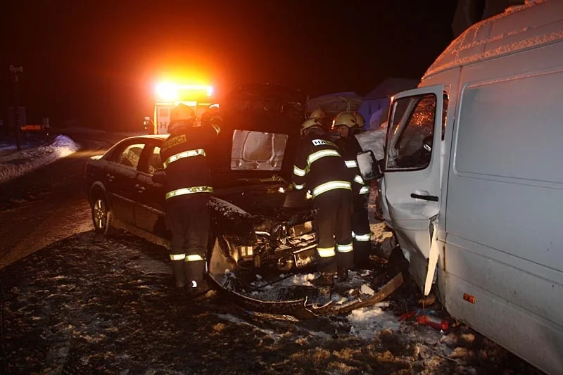 Střet Opelu Vectra a Mercedesu Benz Sprinter v Češňovicích