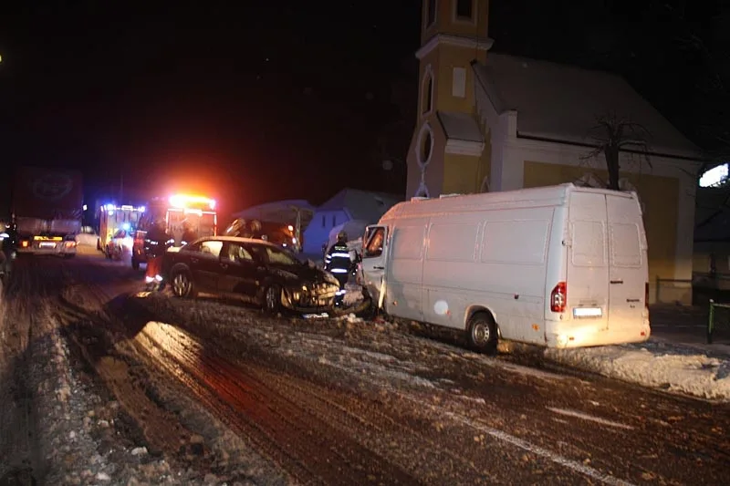 Střet Opelu Vectra a Mercedesu Benz Sprinter v Češňovicích