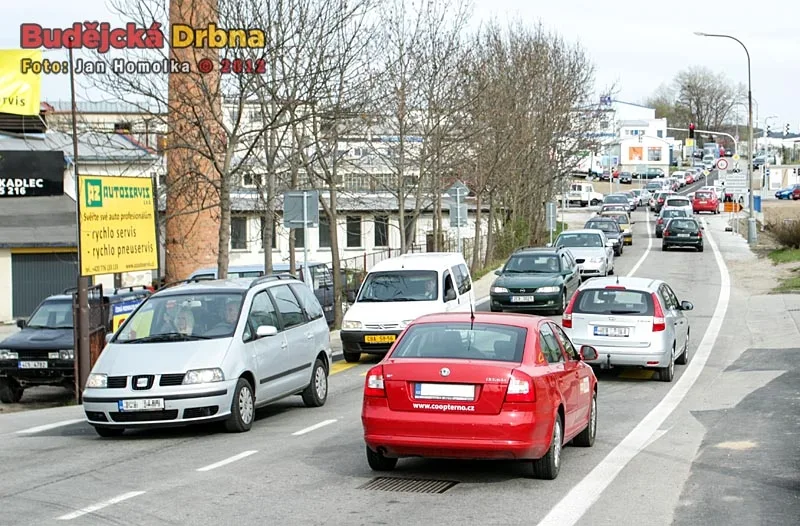 V těchto místech chybí lidem, kteří se pohybují po Pekárnské, chodník