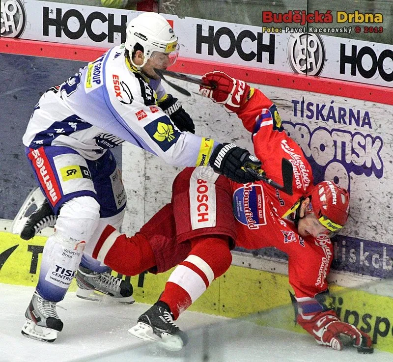Leoš Čermák poslal Tomáše Mertla k ledu, ten ale bojoval o puk jako lev