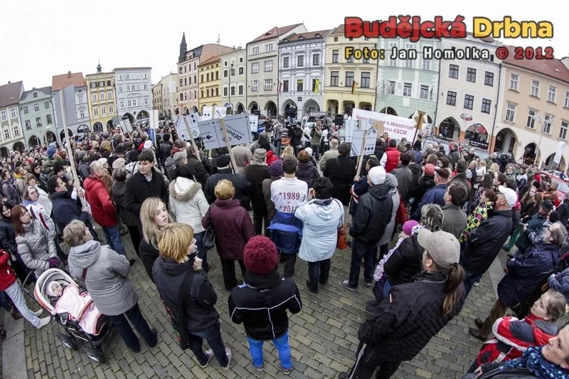 První shromáždění se uskutečnilo na náměstí Přemysla Otakara II. symbolicky 17. listopadu