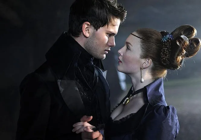 Jeremy Irvine a Holliday Grainger