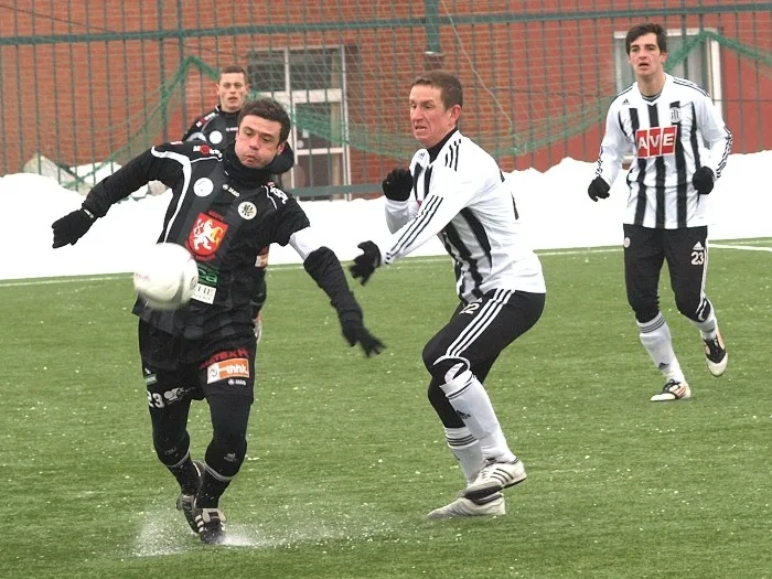 Petr Benát se snaží zastavit hradeckého Marka Kuliče