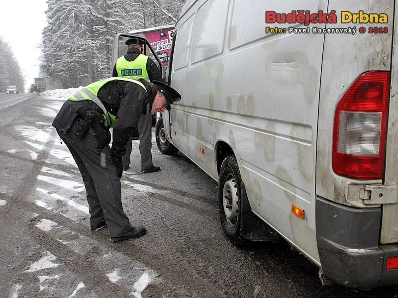 Budějčtí policisté kontrolovali motoristy v rámci dopravní akce Zimní pneu na odpočívadle před Lišovem
