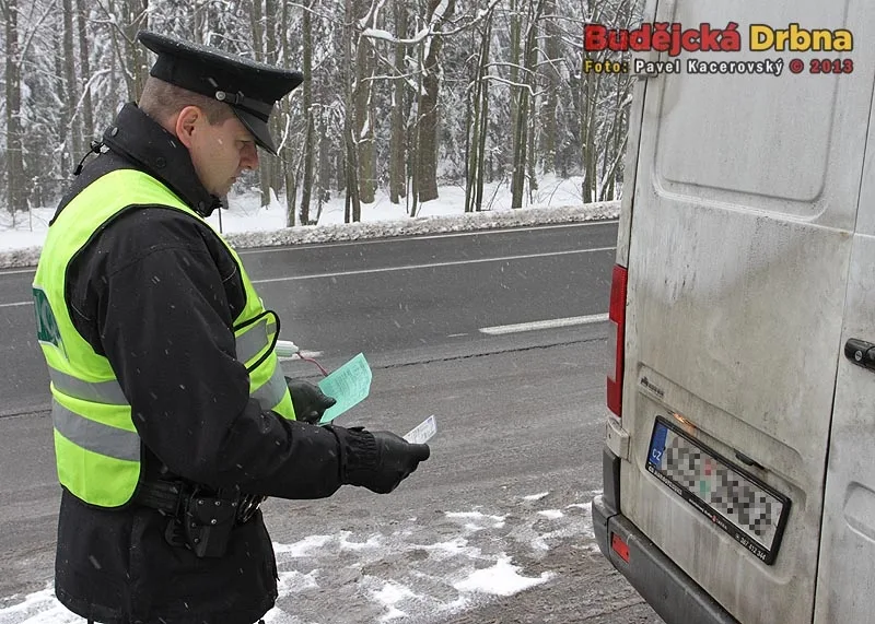 Budějčtí policisté kontrolovali motoristy v rámci dopravní akce Zimní pneu na odpočívadle před Lišovem