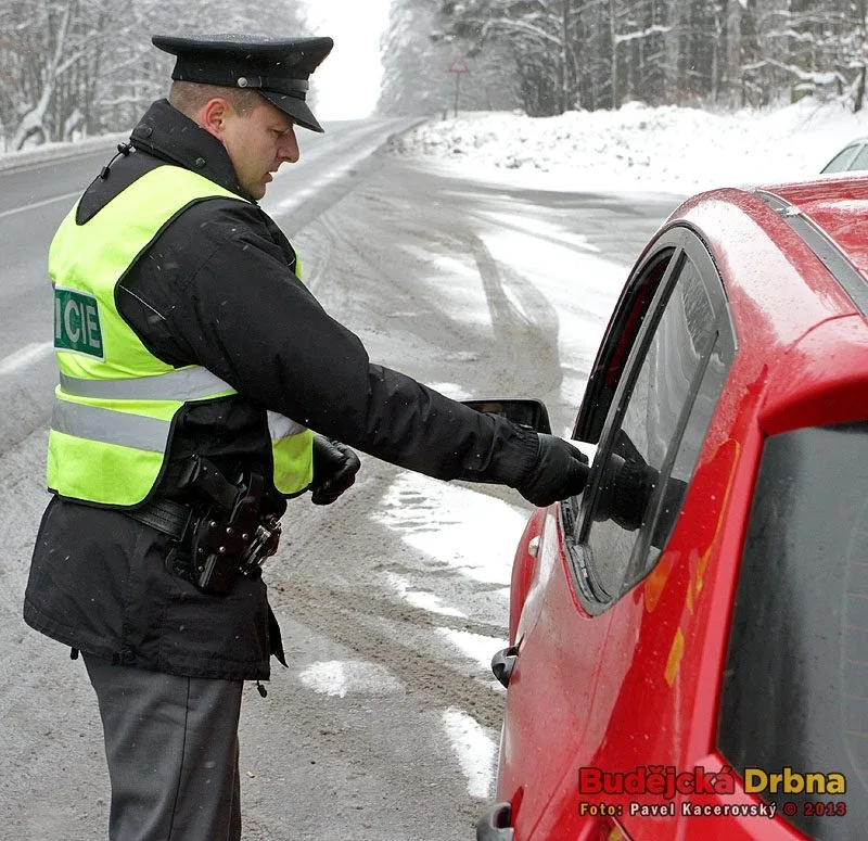 Budějčtí policisté kontrolovali motoristy v rámci dopravní akce Zimní pneu na odpočívadle před Lišovem