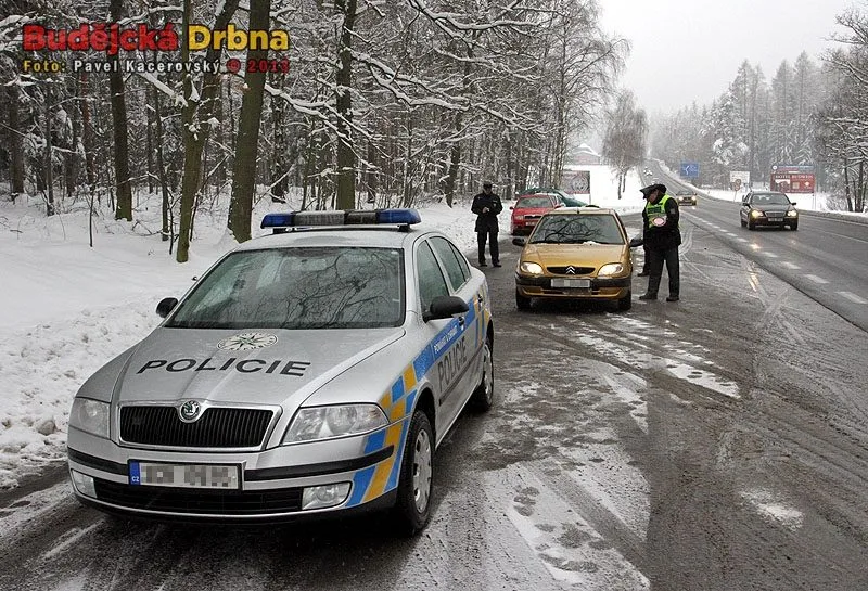 Budějčtí policisté kontrolovali motoristy v rámci dopravní akce Zimní pneu na odpočívadle před Lišovem