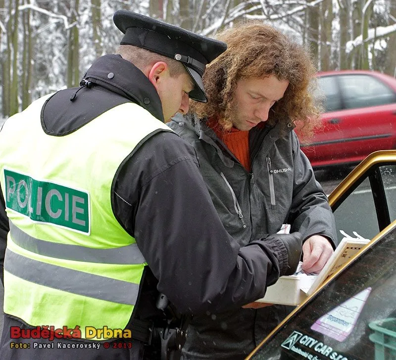 Budějčtí policisté kontrolovali motoristy v rámci dopravní akce Zimní pneu na odpočívadle před Lišovem