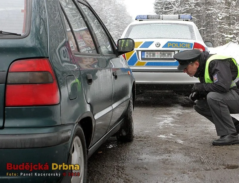 Budějčtí policisté kontrolovali motoristy v rámci dopravní akce Zimní pneu na odpočívadle před Lišovem