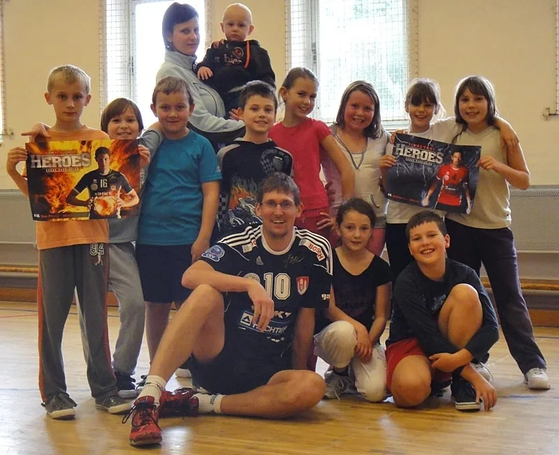 Vojtěch Zach (na zemi) s malými účastníky prvního turnaje