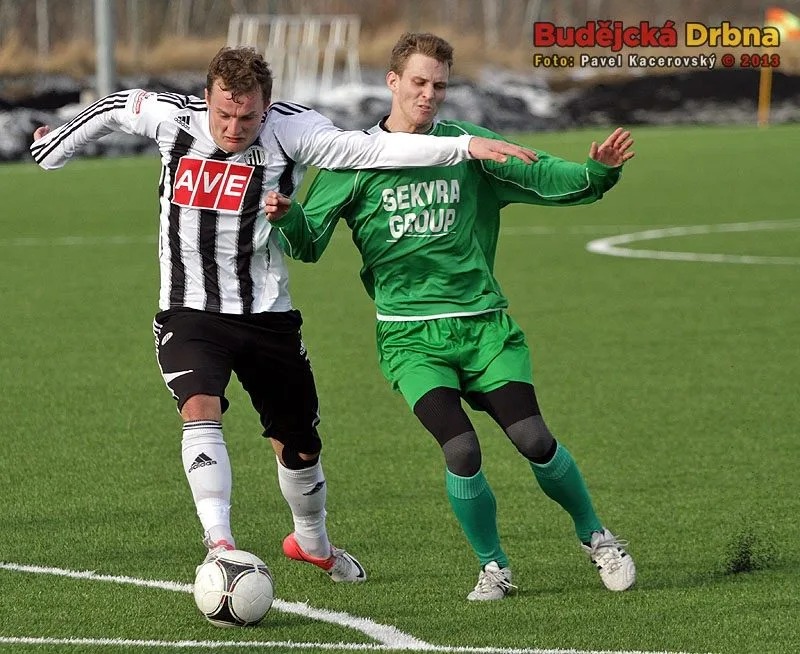 Forvarda Dynama Jakuba Řezníčka urputně brání redaktor Budějcké Drbny a hráč Českého Krumlova Martin Špát