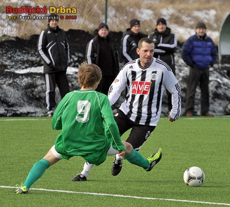 Jan Riegel obchází mladého Jana Slámu, v pozadí realizační tým Dynama