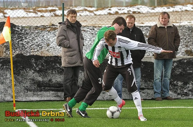 Souboj Řezníčka a Svobody u rohového praporku sleduje vedení Dynama - zleva Kotrba, Rogoz a Čadek