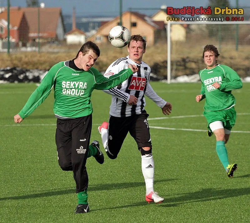 Zadák Slavoje Martin Svoboda odvrací balon před Jakubem Řezníčkem