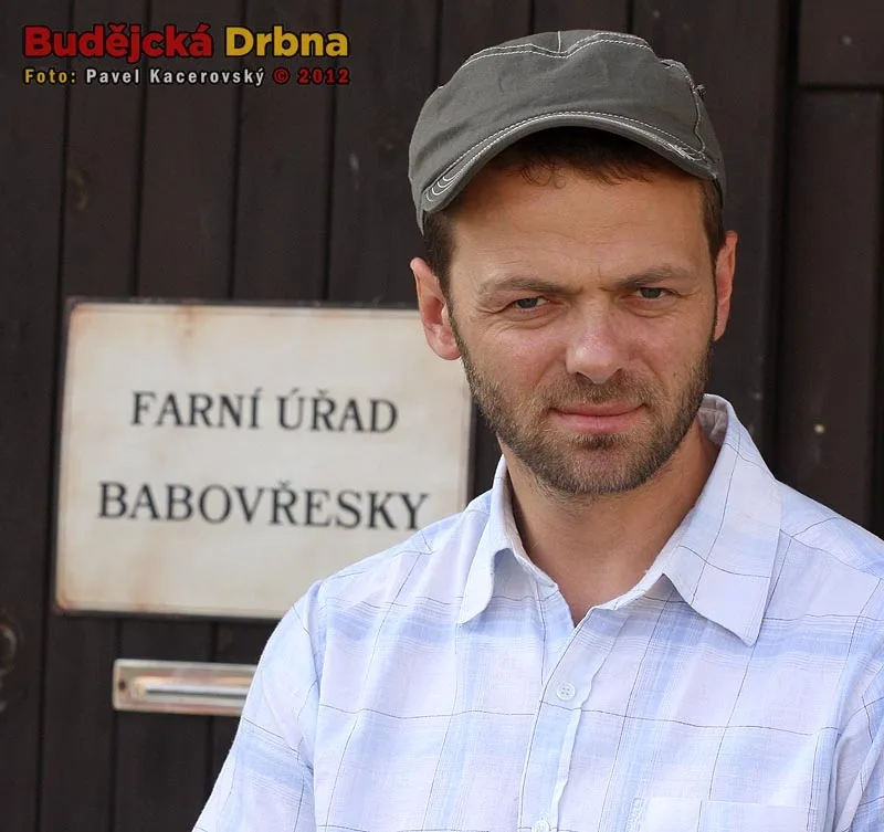 Petr Šoustal (Lukáš Langmajer) před farou