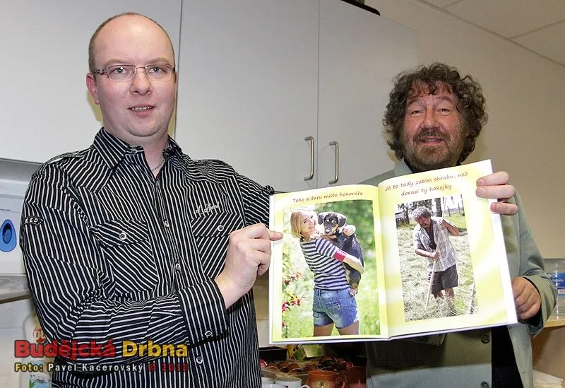 Troška dostal od kolegů ze štábu fotoknihu jako vzpomínku na natáčení