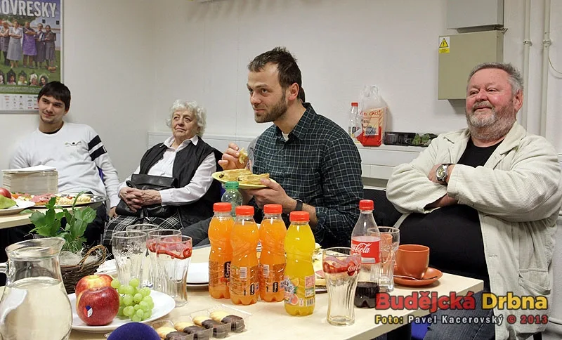 Zprava hostinský Jan Kuželka, duchovní Lukáš Langmajer, jedna z drben Jaroslava Ulrichová a hokejista Jakub Kovář